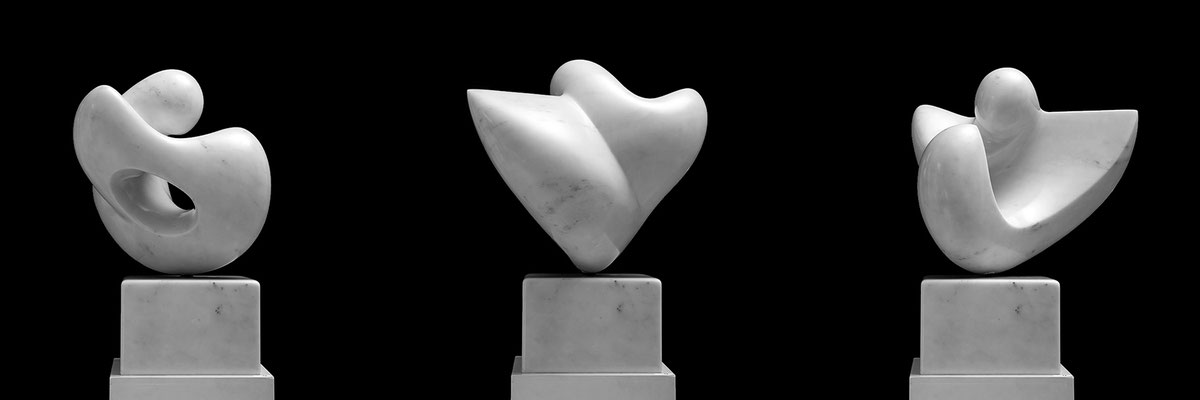 Photographie de sculptures sur fond noir
